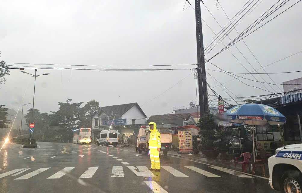 Hiện trường xe kh&aacute;ch bị v&ugrave;i lấp, 6 người tử vong, 19 người bị thương tr&ecirc;n đ&egrave;o Kh&aacute;nh L&ecirc;- Ảnh 9.