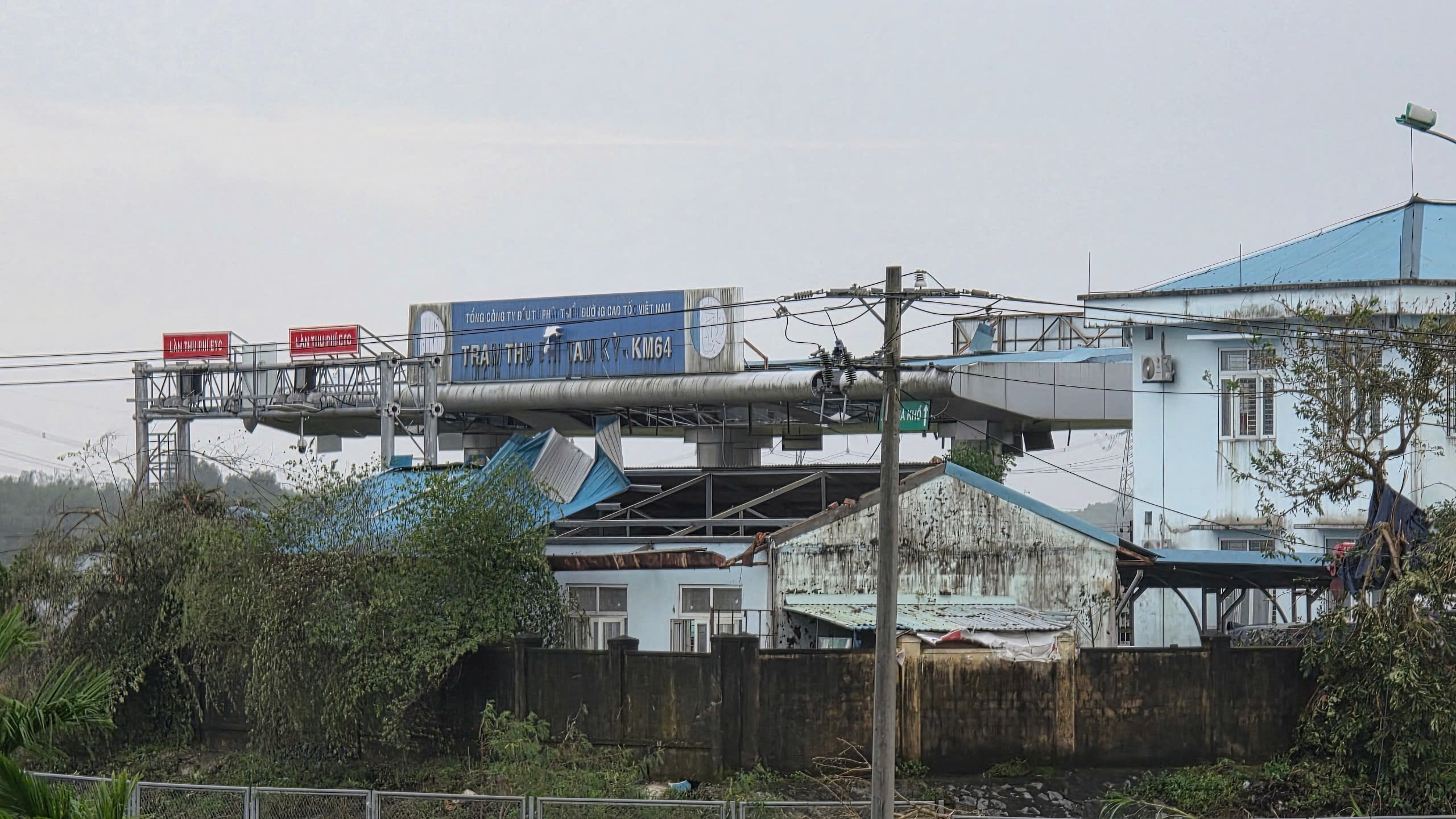 Lốc xo&aacute;y ở Đ&agrave; Nẵng, 4 người bị thương, hơn 30 ng&ocirc;i nh&agrave; tốc m&aacute;i- Ảnh 3.