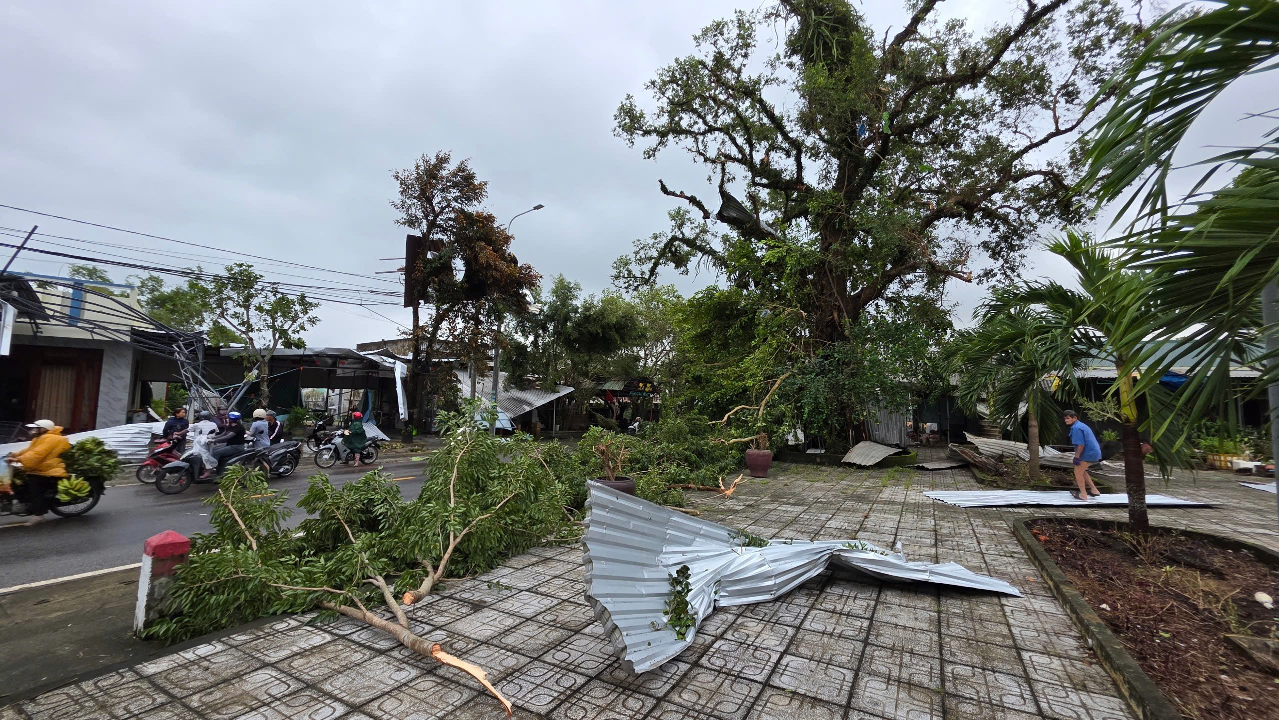 Lốc xo&aacute;y ở Đ&agrave; Nẵng, 4 người bị thương, hơn 30 ng&ocirc;i nh&agrave; tốc m&aacute;i- Ảnh 4.