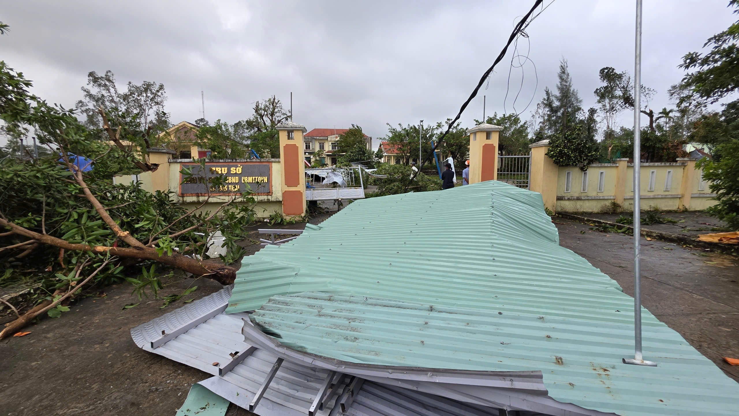 Lốc xo&aacute;y ở Đ&agrave; Nẵng, 4 người bị thương, hơn 30 ng&ocirc;i nh&agrave; tốc m&aacute;i- Ảnh 5.