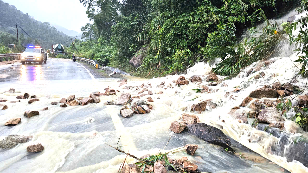 Hiện trường xe kh&aacute;ch bị v&ugrave;i lấp, 6 người tử vong, 19 người bị thương tr&ecirc;n đ&egrave;o Kh&aacute;nh L&ecirc;- Ảnh 6.