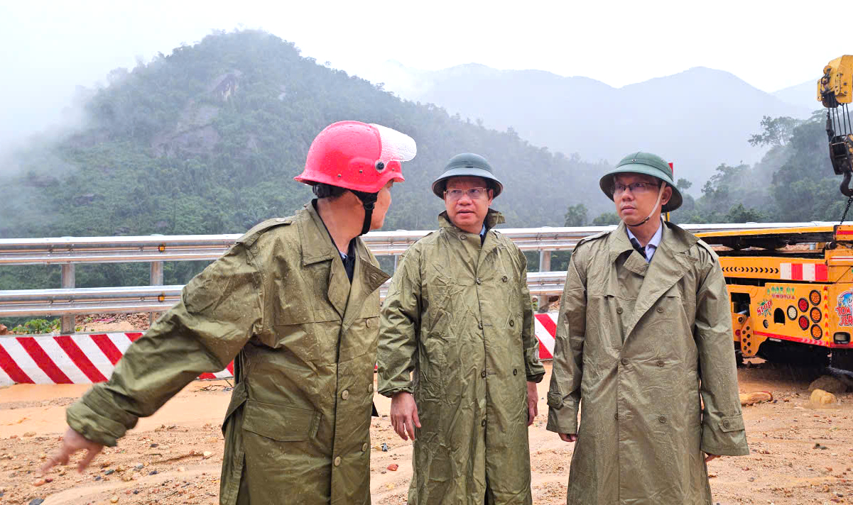 Hiện trường xe kh&aacute;ch bị v&ugrave;i lấp, 6 người tử vong, 19 người bị thương tr&ecirc;n đ&egrave;o Kh&aacute;nh L&ecirc;- Ảnh 5.