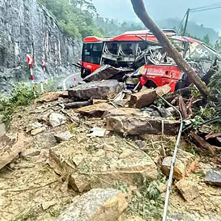 T&agrave;i xế b&agrave;ng ho&agrave;ng gi&acirc;y ph&uacute;t sạt lở v&ugrave;i lấp xe kh&aacute;ch: Đất đ&aacute; đổ như th&aacute;c, kh&ocirc;ng kịp trở tay- Ảnh 2.