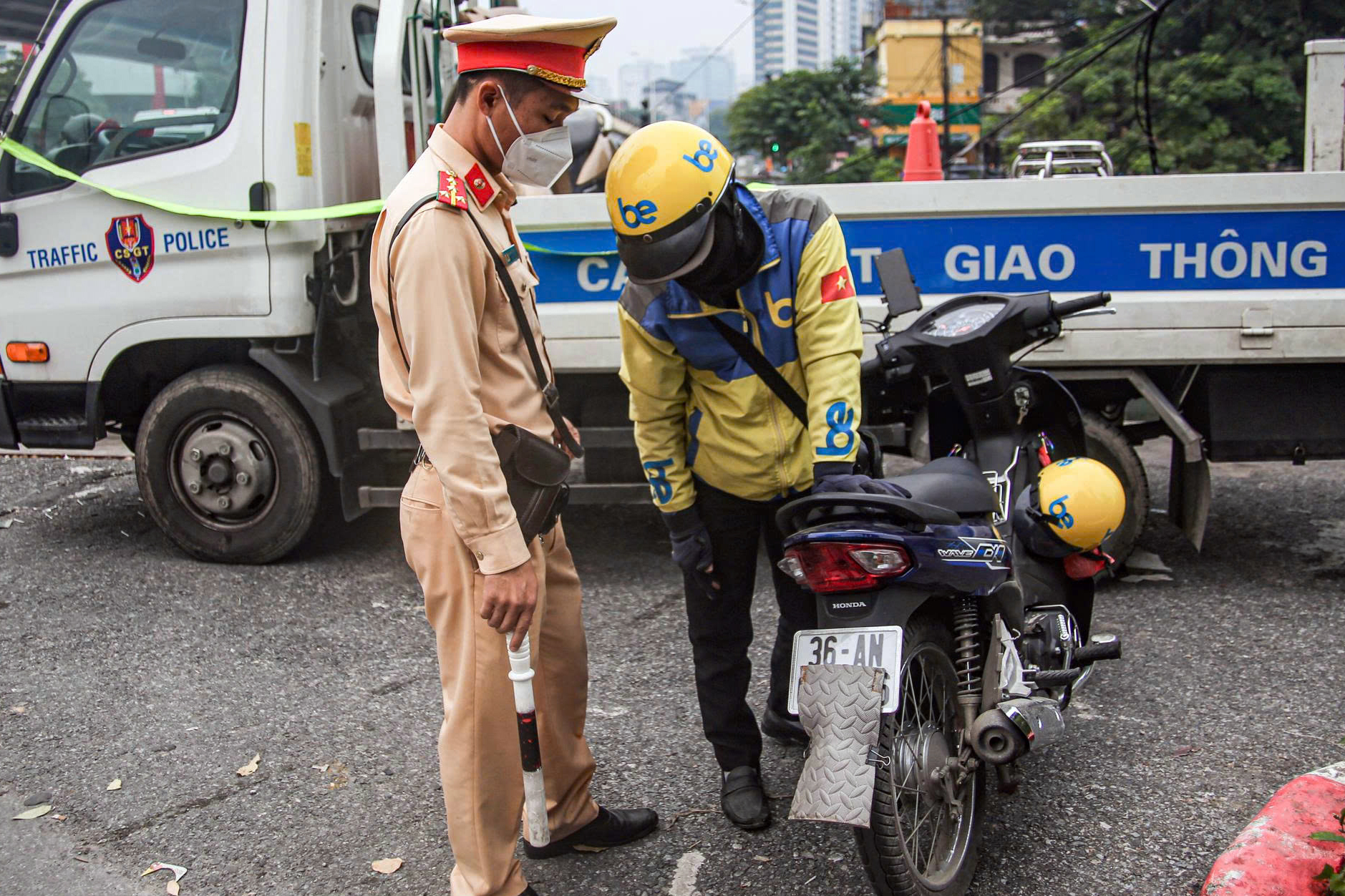 CSGT H&agrave; Nội xử phạt hơn 400 t&agrave;i xế che biển số, d&ugrave;ng điện thoại khi l&aacute;i xe- Ảnh 1.