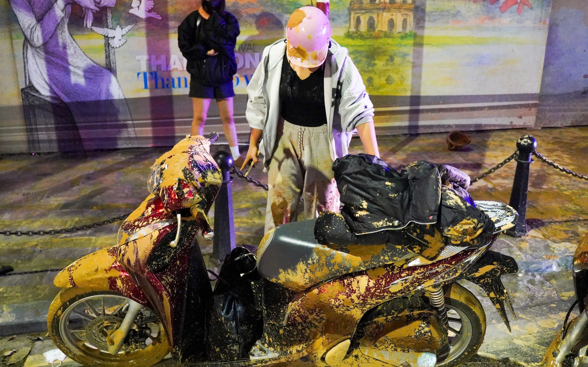 Truy t&igrave;m &ocirc; t&ocirc; l&agrave;m rơi b&ugrave;n tr&ecirc;n phố trung t&acirc;m H&agrave; Nội l&agrave;m nhiều người ng&atilde;- Ảnh 3.