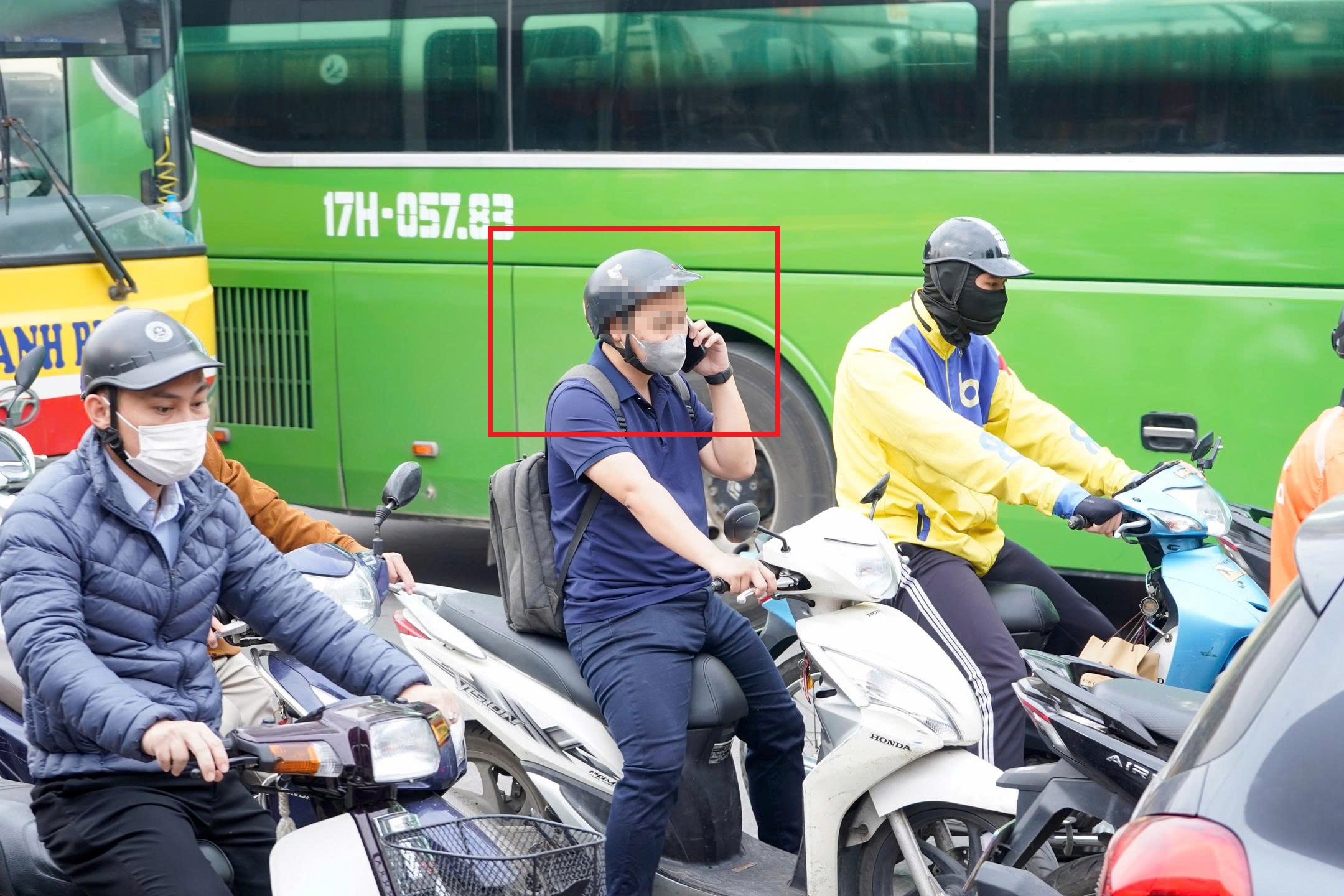 CSGT H&agrave; Nội xử phạt hơn 400 t&agrave;i xế che biển số, d&ugrave;ng điện thoại khi l&aacute;i xe- Ảnh 2.