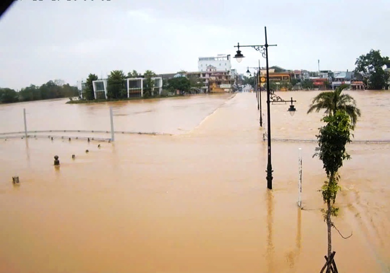 Tạm cấm phương tiện thuỷ tr&ecirc;n s&ocirc;ng Hương, bảo đảm an to&agrave;n giao th&ocirc;ng dịp mưa, lũ- Ảnh 1.