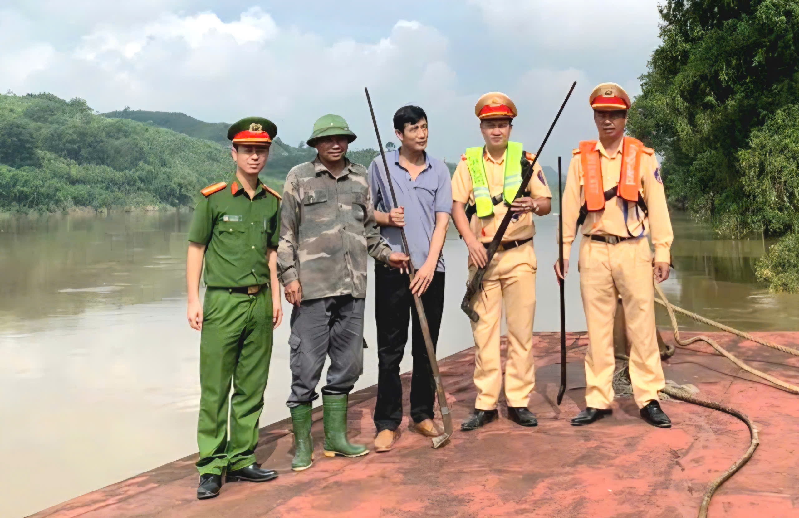 Cảnh sát giao thông Lào Cai truy quét người đánh bắt cá, săn bắn trái phép trên hồ Thác Bà- Ảnh 6. Cảnh sát giao thông Lào Cai truy quét người đánh bắt cá, săn bắn trái phép trên hồ Thác Bà- Ảnh 6.