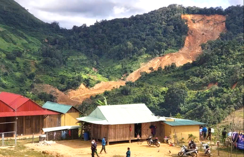 Đ&agrave; Nẵng: Tiếp tục sơ t&aacute;n h&agrave;ng trăm hộ d&acirc;n do c&oacute; nhiều vết nứt mới tr&ecirc;n c&aacute;c sườn n&uacute;i- Ảnh 1.