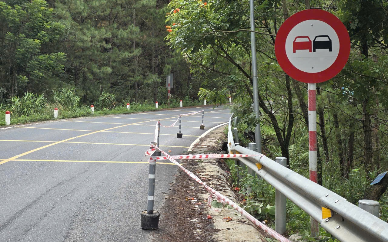 L&acirc;m Đồng: Ph&acirc;n luồng giao th&ocirc;ng đ&egrave;o Mimosa do sạt lở, cấm xe tải từ 15 tấn