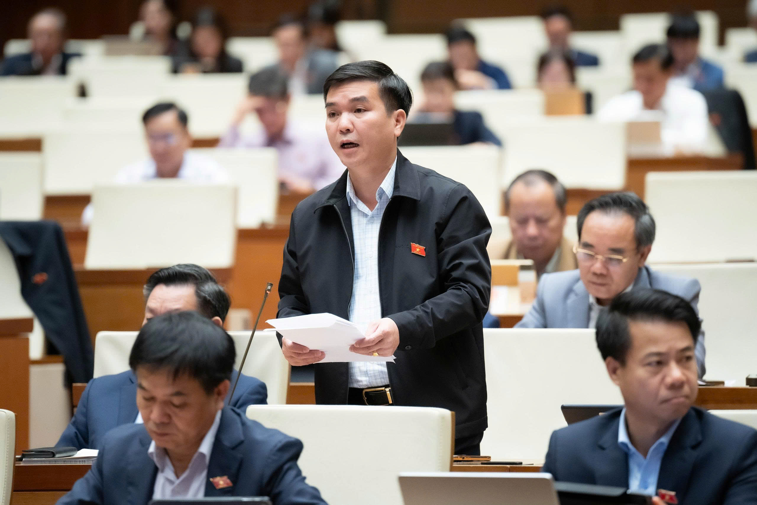 Đại biểu Quốc hội đề nghị cấm tuyệt đối h&agrave;nh vi &eacute;p mua bảo hiểm khi vay vốn ng&acirc;n h&agrave;ng- Ảnh 1.