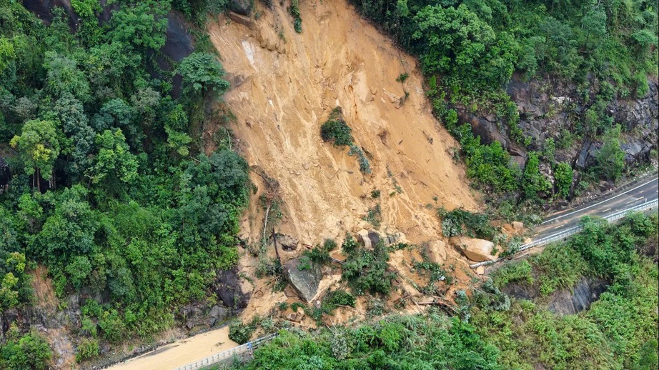 L&acirc;m Đồng: Hai xe tải chở hoa mắc kẹt do sạt lở đ&egrave;o Kh&aacute;nh L&ecirc;, t&agrave;i xế cầu cứu- Ảnh 1.