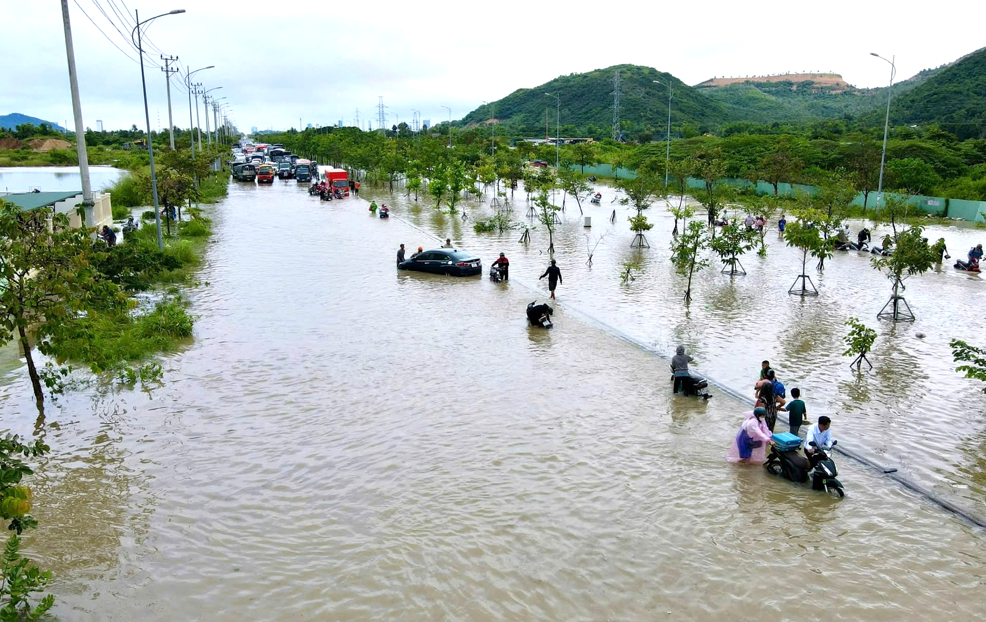 T&igrave;m thấy thi thể nam thanh ni&ecirc;n bị lũ cuốn ở Nha Trang- Ảnh 1.
