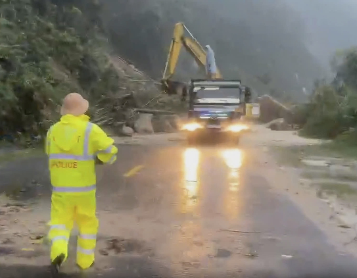 Lâm Đồng: Giải cứu thành công 20 người mắc kẹt nhiều ngày trên đèo Khánh Lê do sạt lở- Ảnh 1. Lâm Đồng: Giải cứu thành công 20 người mắc kẹt nhiều ngày trên đèo Khánh Lê do sạt lở- Ảnh 1.