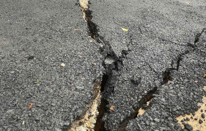 Quốc lộ 24 sạt lở, nền đường đứt g&atilde;y khiến giao th&ocirc;ng tắc nghẽn- Ảnh 4.