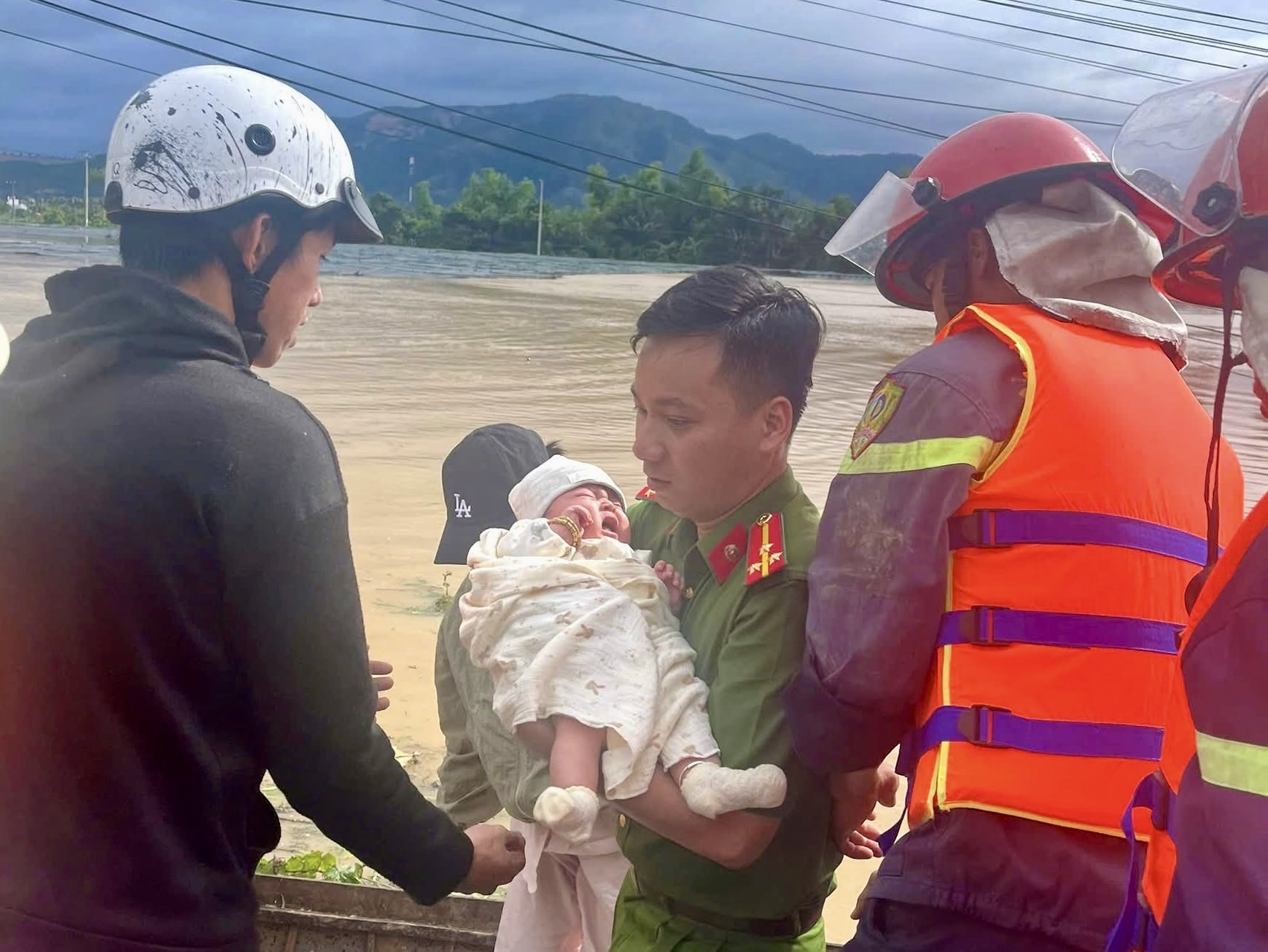 Kh&aacute;nh Ho&agrave;: T&igrave;nh qu&acirc;n - d&acirc;n khăng kh&iacute;t trong những ng&agrave;y hoạn nạn v&igrave; lũ dữ- Ảnh 5.