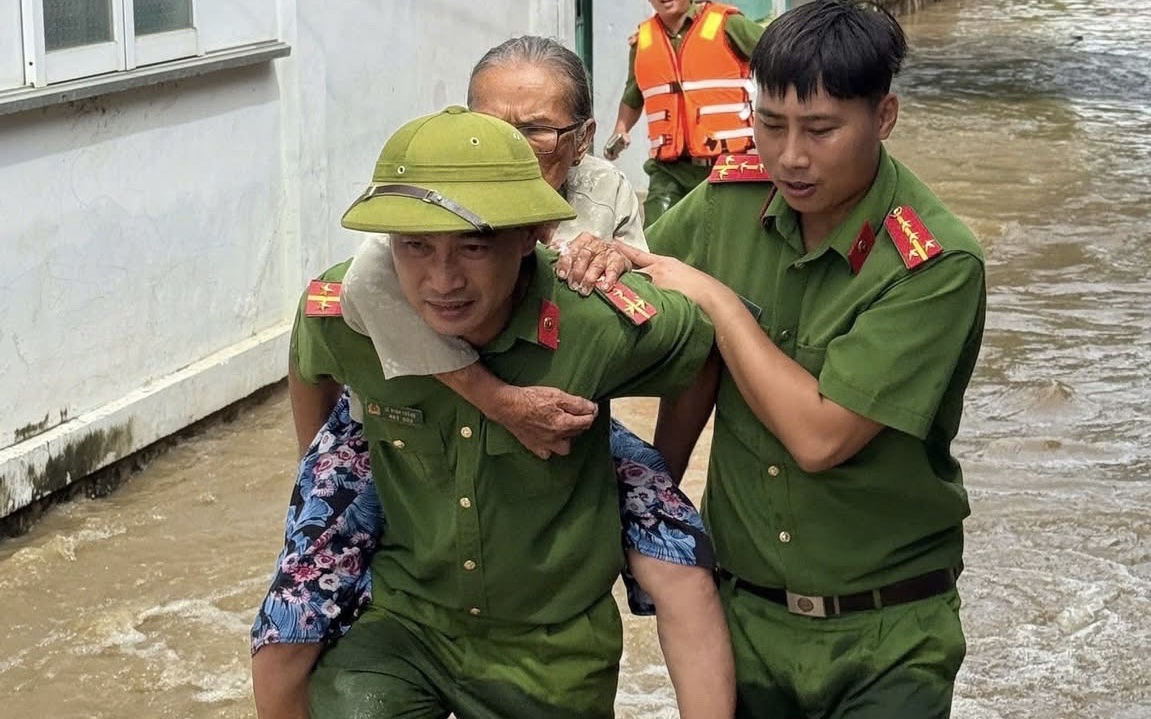 Kh&aacute;nh Ho&agrave;: T&igrave;nh qu&acirc;n - d&acirc;n khăng kh&iacute;t trong những ng&agrave;y hoạn nạn v&igrave; lũ dữ