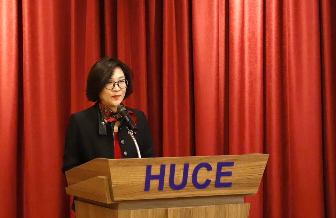 Sinh vi&ecirc;n Đại học X&acirc;y dựng H&agrave; Nội s&aacute;ng tạo kh&ocirc;ng gian ph&ograve;ng th&iacute; nghiệm với sơn hiệu ứng- Ảnh 1.