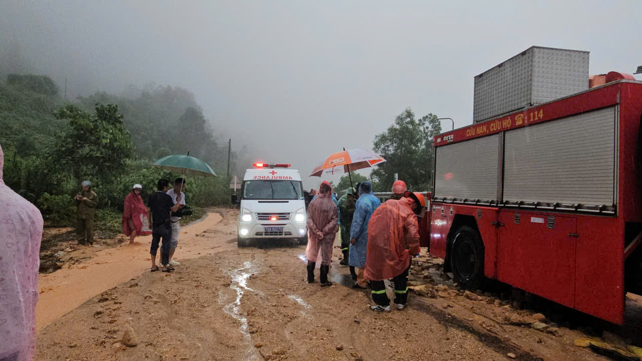 Tổng lực ứng phó mưa lũ: Bộ Xây dựng chỉ đạo khẩn, không để dân vào vùng nguy hiểm- Ảnh 3. Tổng lực ứng phó mưa lũ: Bộ Xây dựng chỉ đạo khẩn, không để dân vào vùng nguy hiểm- Ảnh 3.
