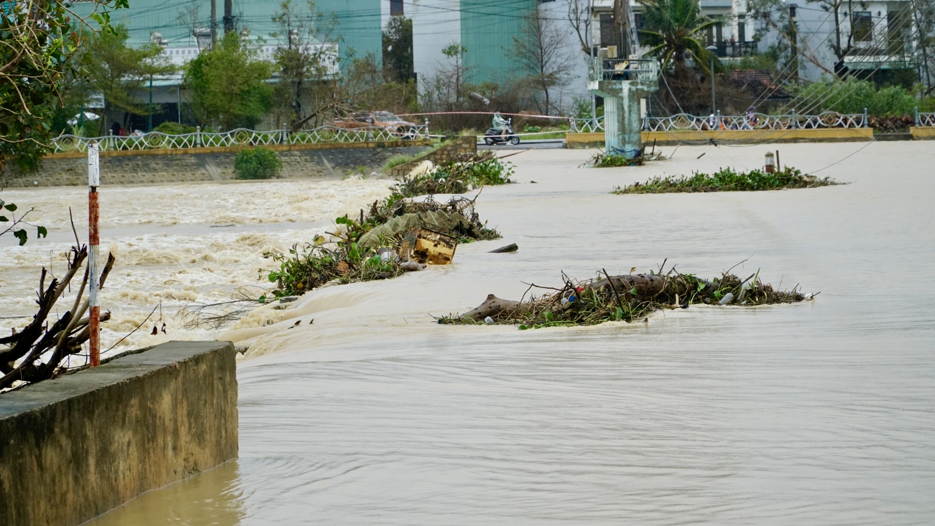Gia Lai: 3.200 hộ bị ngập lụt, cô lập do mưa lớn kéo dài- Ảnh 2. Gia Lai: 3.200 hộ bị ngập lụt, cô lập do mưa lớn kéo dài- Ảnh 2.