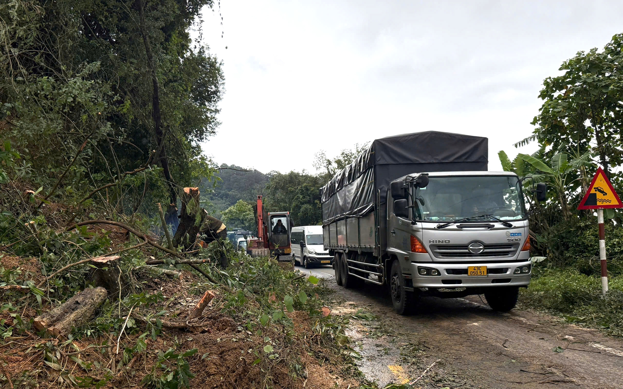 Lâm Đồng: Tạm ngừng lưu thông trên tuyến Đan Phượng - Tân Thành vì sụt lún nghiêm trọng- Ảnh 2. Khắc phục sạt lở, thông xe đường đèo Ngoạn Mục nối Khánh Hòa - Lâm Đồng