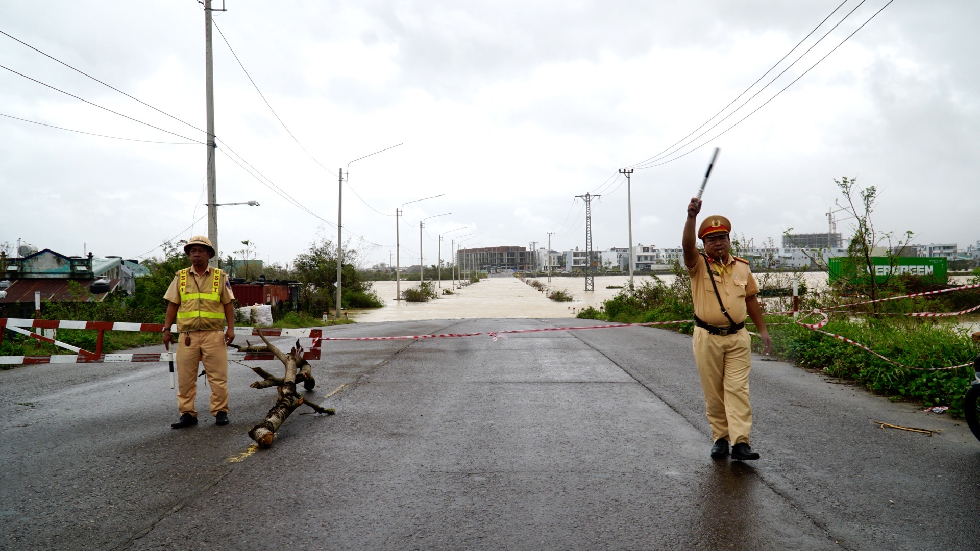 Nhiều khu vực tại Gia Lai ngập cục bộ do mưa lớn liên tiếp nhiều ngày- Ảnh 3. Nhiều khu vực tại Gia Lai ngập cục bộ do mưa lớn liên tiếp nhiều ngày- Ảnh 3.