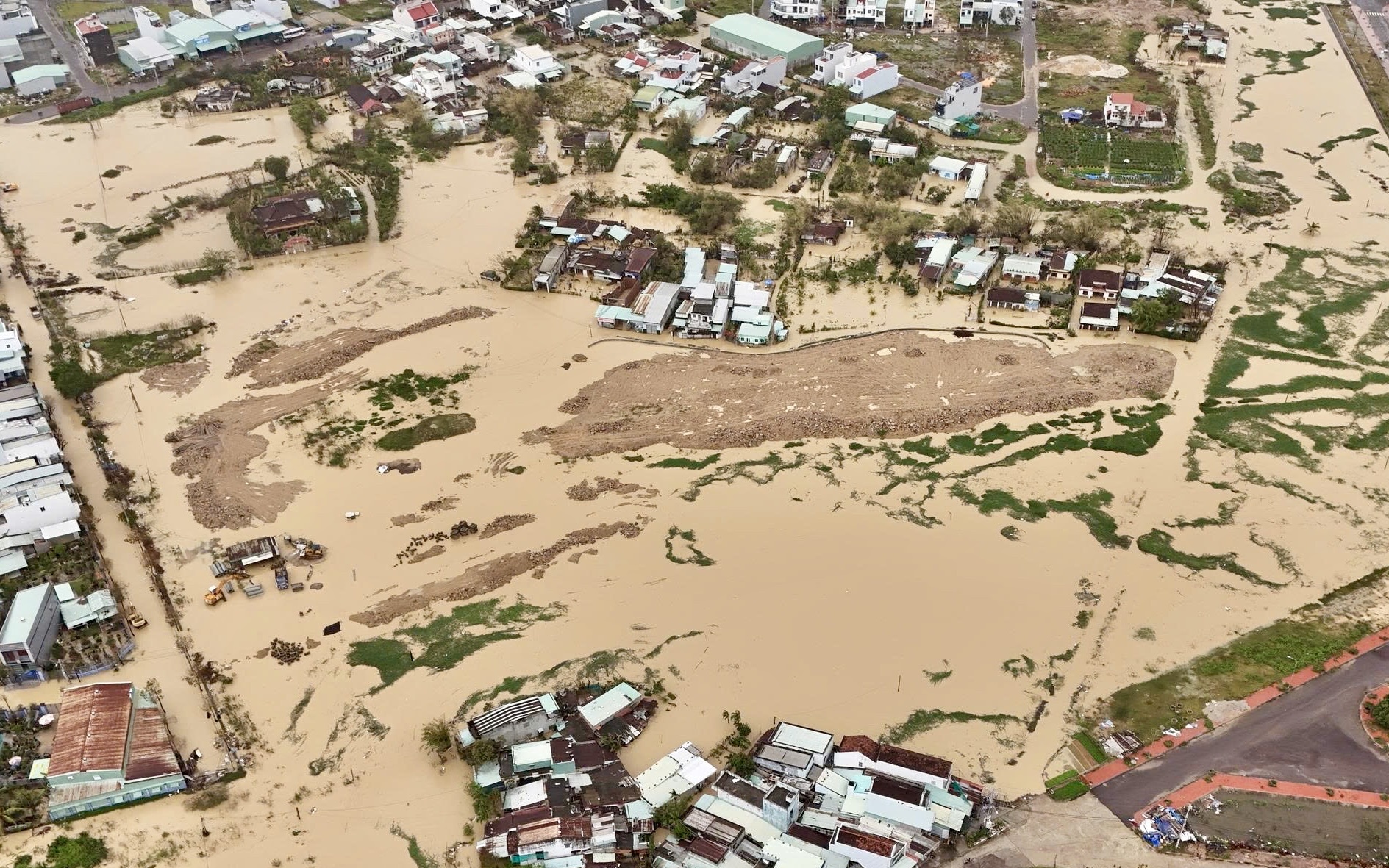 Gia Lai: 3.200 hộ bị ngập lụt, cô lập do mưa lớn kéo dài- Ảnh 4. Nhiều khu vực tại Gia Lai ngập cục bộ do mưa lớn liên tiếp nhiều ngày