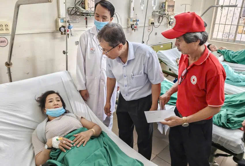 Kh&aacute;nh H&ograve;a: Điều trị miễn ph&iacute; c&aacute;c nạn nh&acirc;n bị thương trong vụ sạt lở đ&egrave;o Kh&aacute;nh L&ecirc;- Ảnh 1.