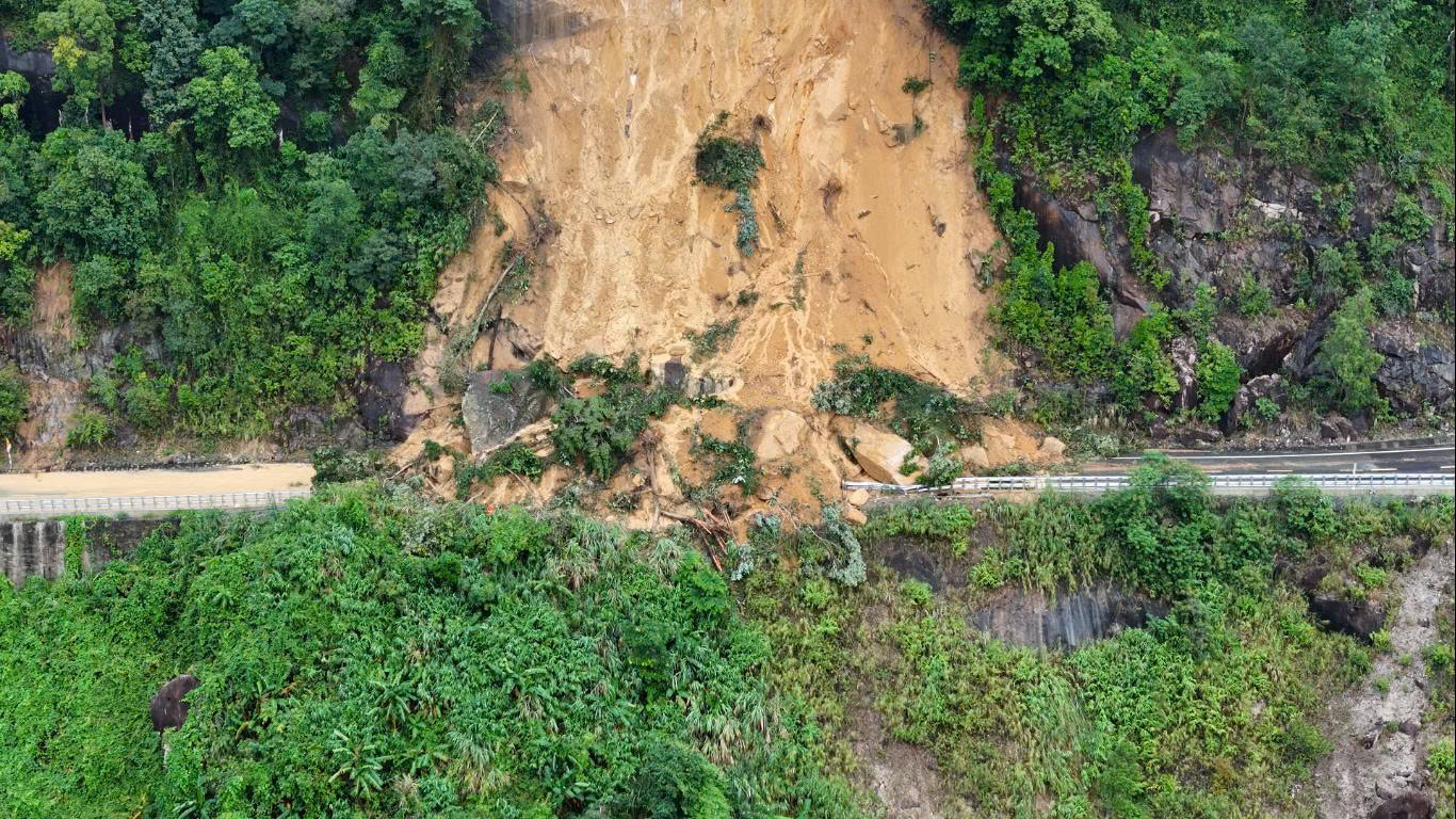 B&iacute; thư Tỉnh ủy Kh&aacute;nh H&ograve;a thăm hỏi c&aacute;c nạn nh&acirc;n vụ sạt lở đ&egrave;o Kh&aacute;nh L&ecirc; v&agrave; Kh&aacute;nh Sơn- Ảnh 2.