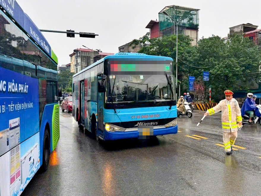 CSGT H&agrave; Nội xử phạt xe bu&yacute;t đi sai lộ tr&igrave;nh, g&acirc;y &ugrave;n tắc qua cầu Chương Dương- Ảnh 2.