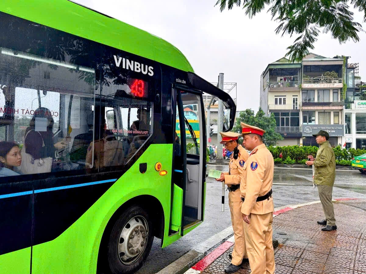 CSGT H&agrave; Nội xử phạt xe bu&yacute;t đi sai lộ tr&igrave;nh, g&acirc;y &ugrave;n tắc qua cầu Chương Dương- Ảnh 1.