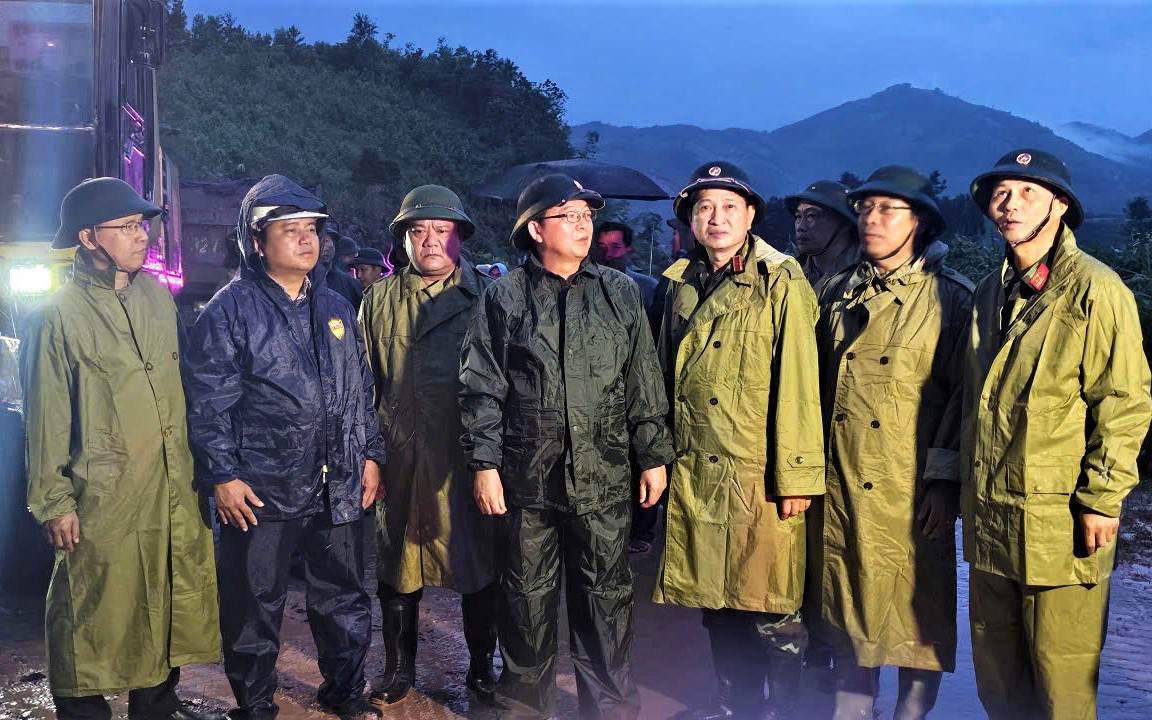 Ph&oacute; Thủ tướng Hồ Quốc Dũng: Th&ocirc;ng đ&egrave;o sạt lở nhưng kh&ocirc;ng n&ocirc;n n&oacute;ng, phải bảo đảm an to&agrave;n