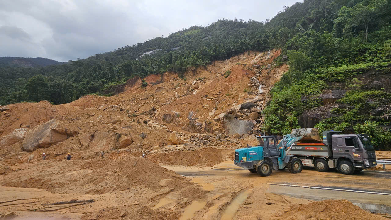 Ph&oacute; Thủ tướng Hồ Quốc Dũng: Th&ocirc;ng đ&egrave;o sạt lở nhưng kh&ocirc;ng n&ocirc;n n&oacute;ng, phải bảo đảm an to&agrave;n- Ảnh 4.