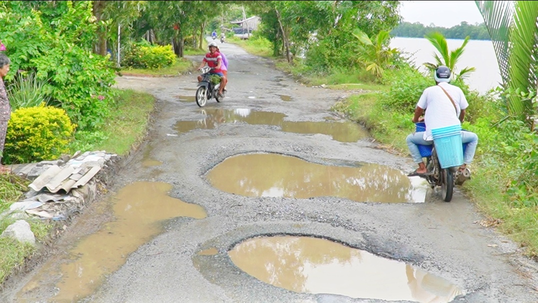 C&agrave; Mau: Người d&acirc;n ng&aacute;n ngẩm mỗi khi qua tuyến đường trung t&acirc;m x&atilde; chi ch&iacute;t ổ g&agrave;, ổ voi- Ảnh 8.