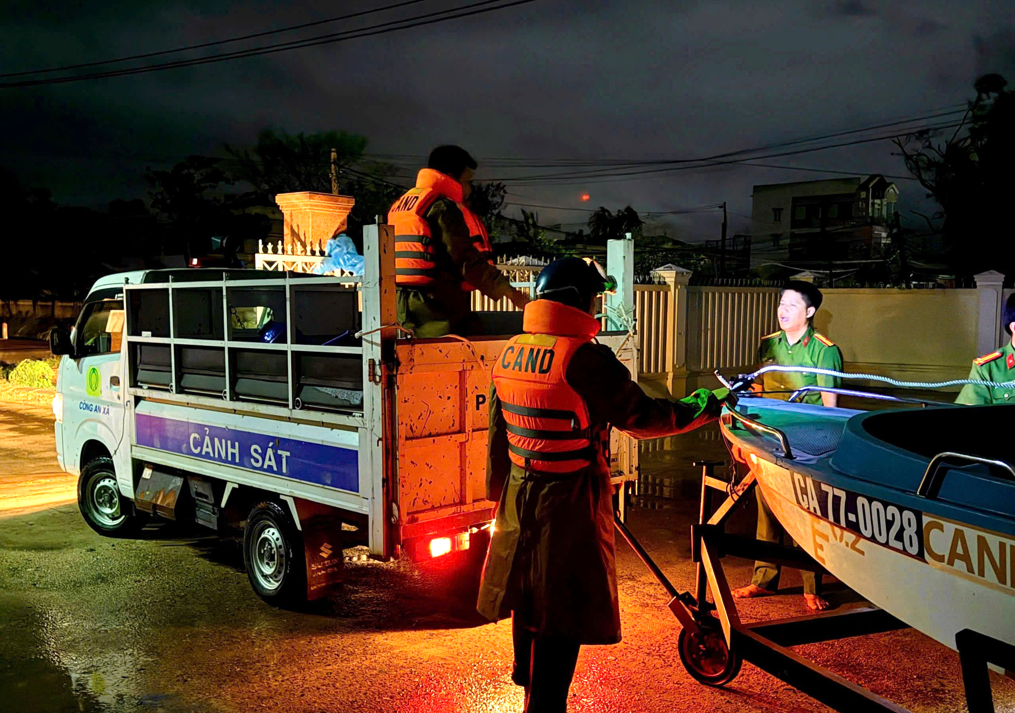 C&ocirc;ng an Gia Lai trắng đ&ecirc;m cứu d&acirc;n giữa d&ograve;ng nước lũ- Ảnh 1.