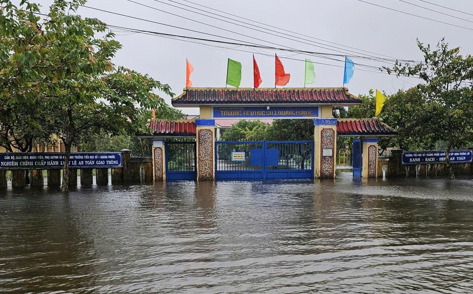 Nhiều tuyến giao th&ocirc;ng ở Quảng Trị, Huế lại ngập s&acirc;u, sạt lở do mưa lũ- Ảnh 3.