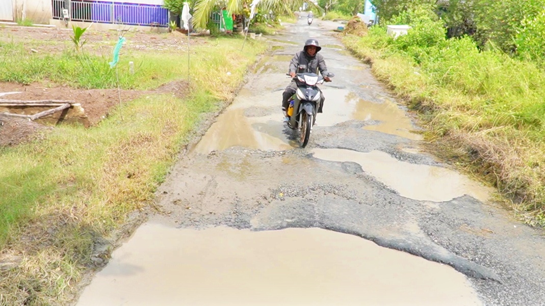 C&agrave; Mau: Người d&acirc;n ng&aacute;n ngẩm mỗi khi qua tuyến đường trung t&acirc;m x&atilde; chi ch&iacute;t ổ g&agrave;, ổ voi- Ảnh 9.