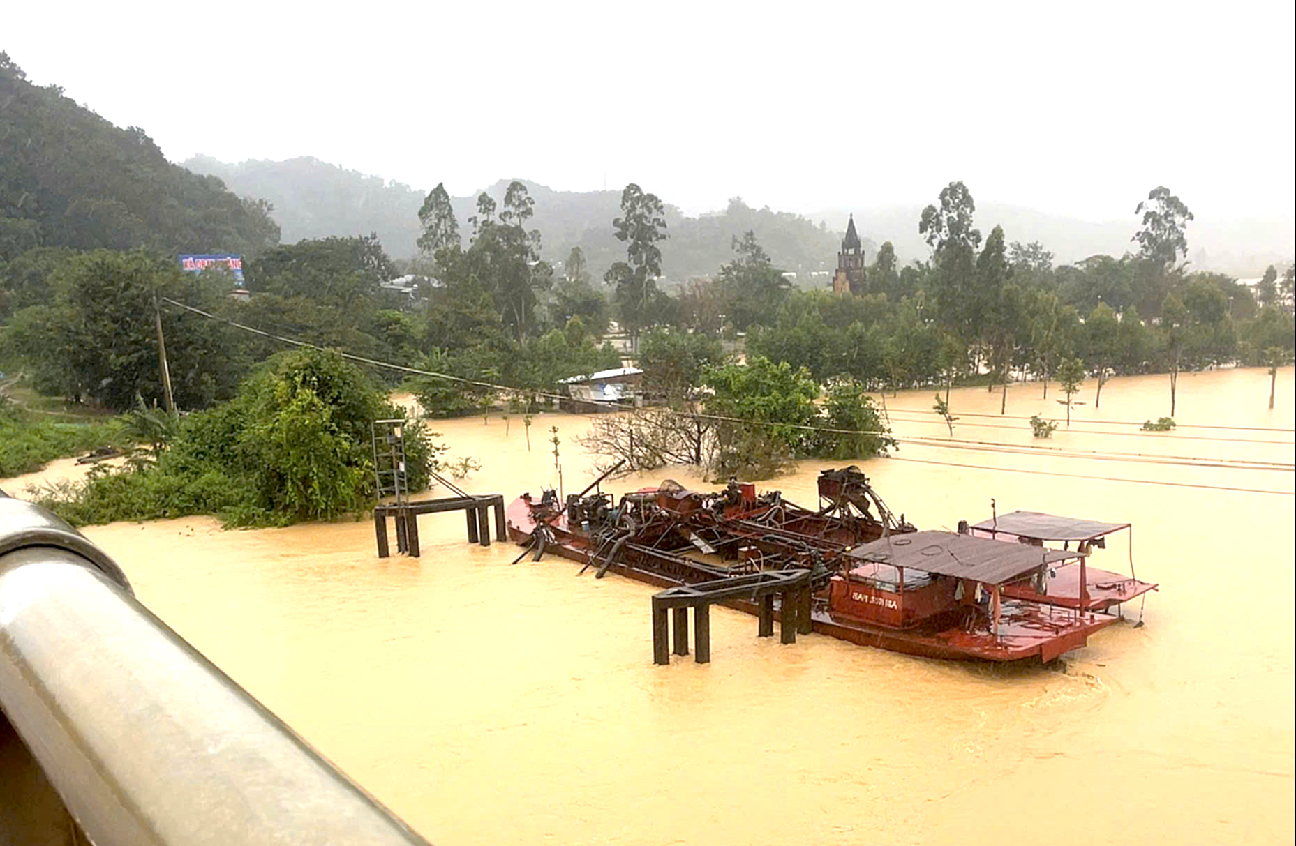 Đắk Lắk: T&agrave;u h&uacute;t c&aacute;t đứt neo tr&ocirc;i tự do tr&ecirc;n s&ocirc;ng Kr&ocirc;ng Ana, uy hiếp cầu Giang Sơn- Ảnh 1.