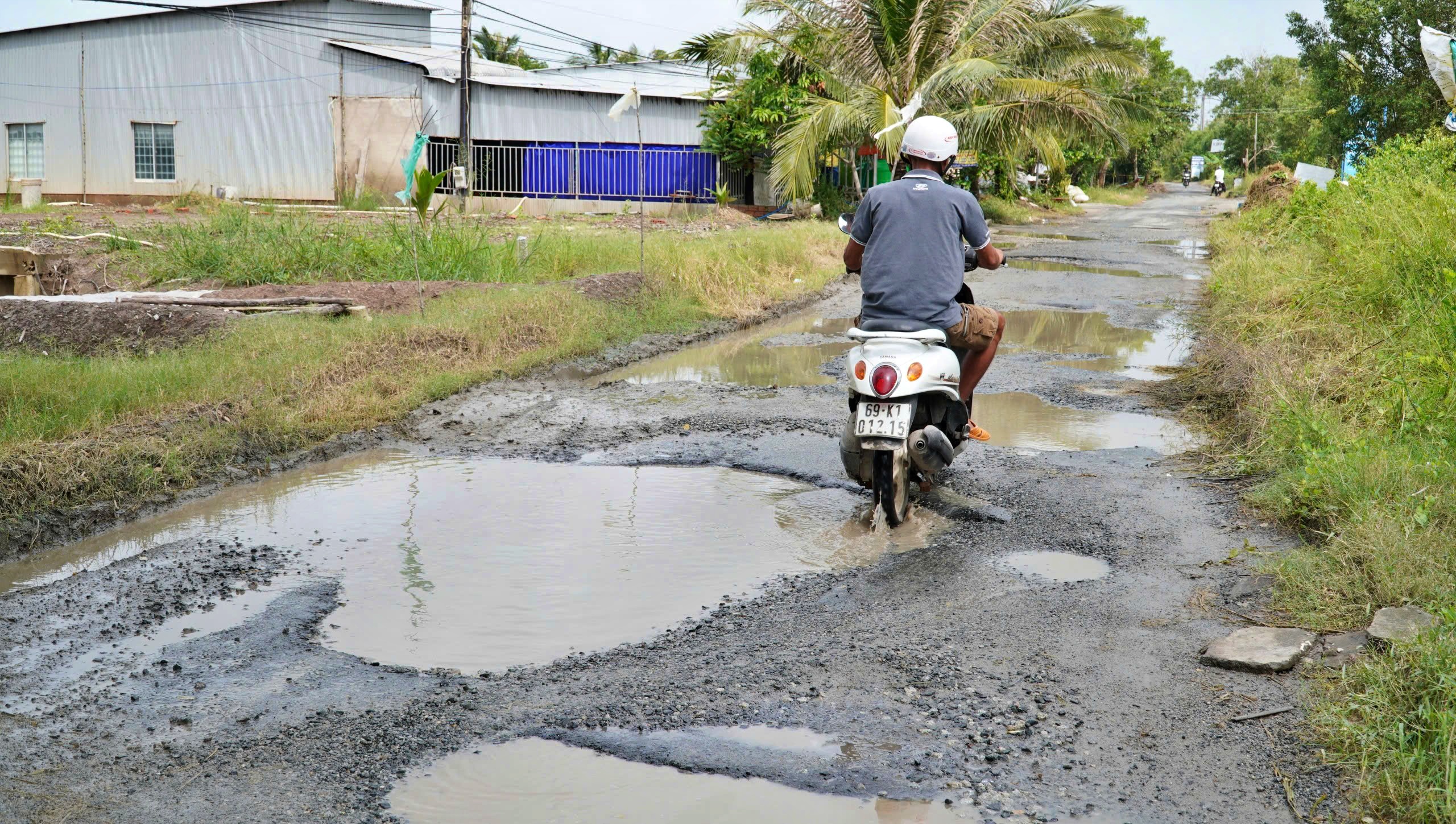 C&agrave; Mau: Người d&acirc;n ng&aacute;n ngẩm mỗi khi qua tuyến đường trung t&acirc;m x&atilde; chi ch&iacute;t ổ g&agrave;, ổ voi- Ảnh 2.