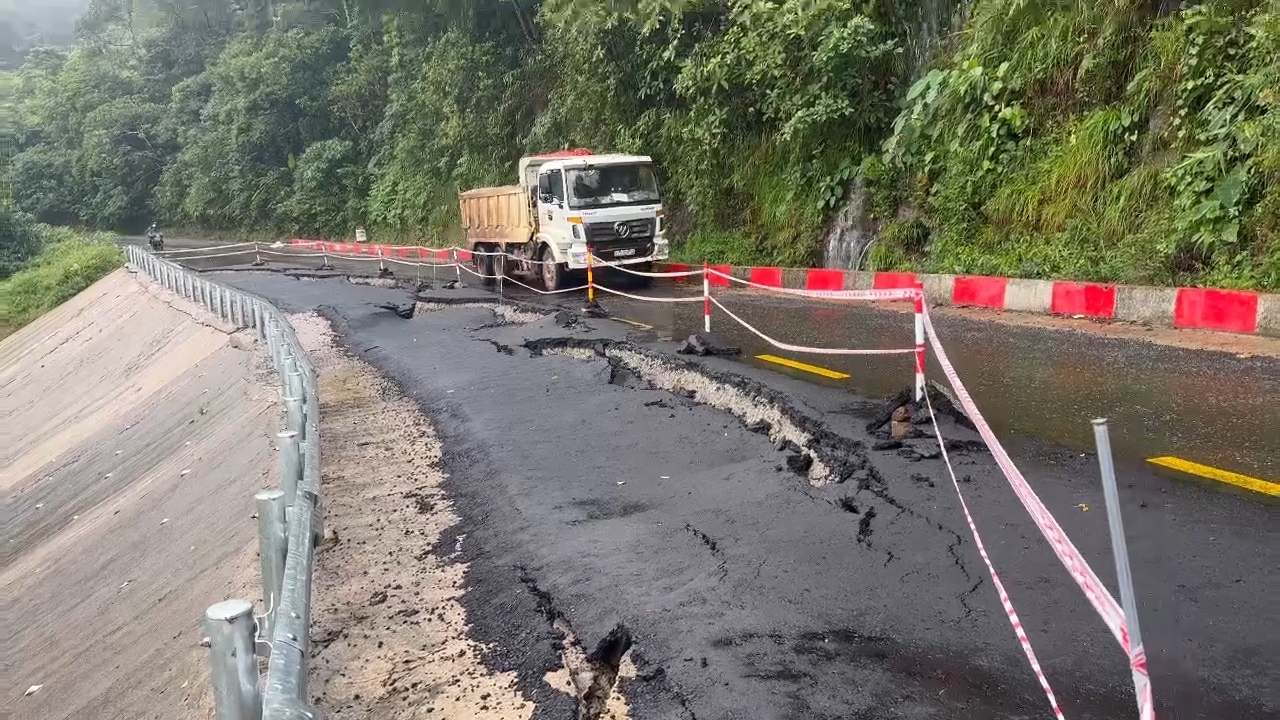 Chạy đua với mưa lũ khắc phục sụt l&uacute;n tr&ecirc;n quốc lộ 24 nối lại mạch giao th&ocirc;ng- Ảnh 8.