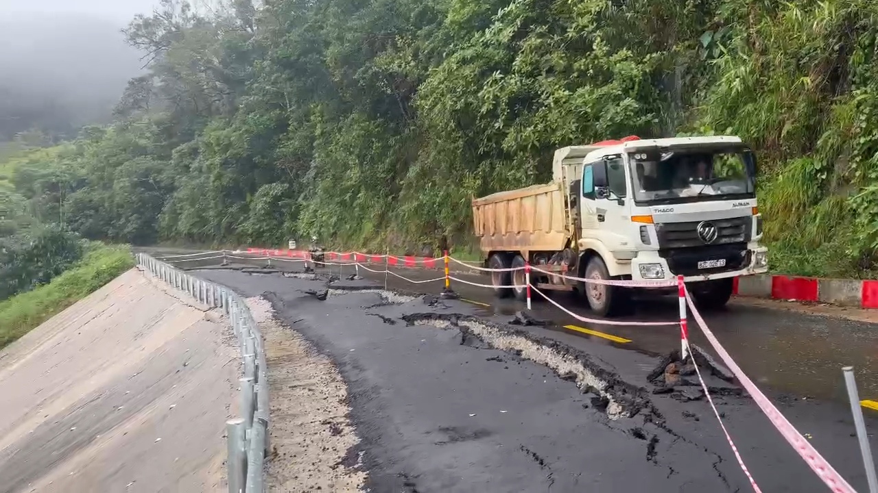 Chạy đua với mưa lũ khắc phục sụt l&uacute;n tr&ecirc;n quốc lộ 24 nối lại mạch giao th&ocirc;ng- Ảnh 1.