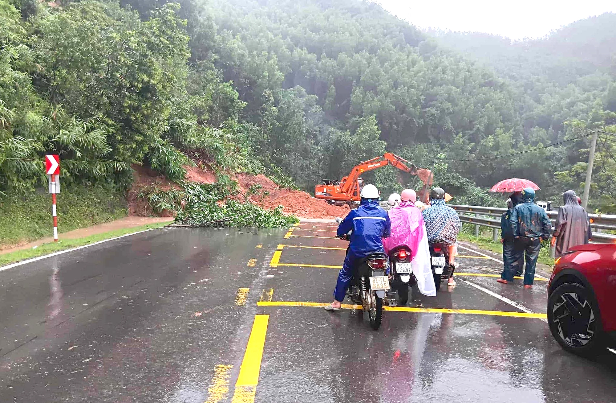 Mưa lũ lịch sử tại Đắk Lắk, hàng nghìn hộ dân phải sơ tán khẩn cấp- Ảnh 4. Mưa lũ lịch sử tại Đắk Lắk, hàng nghìn hộ dân phải sơ tán khẩn cấp- Ảnh 4.