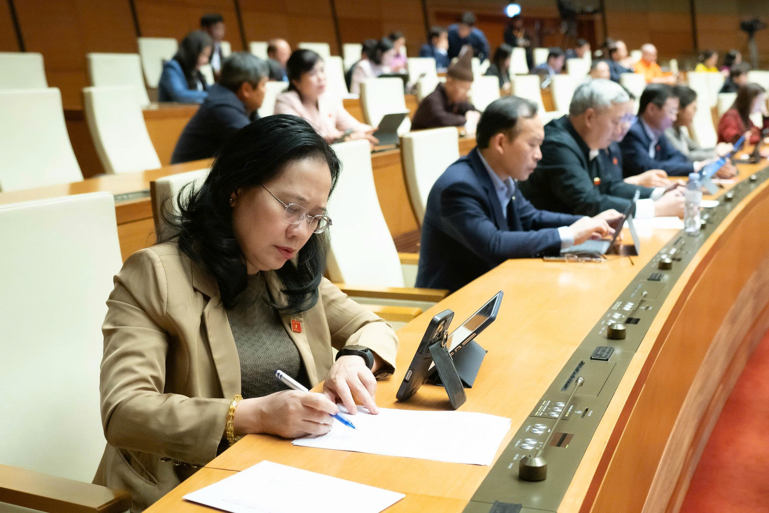 Nghi&ecirc;n cứu bổ sung ưu đ&atilde;i thuế với phần tiền lương, tiền c&ocirc;ng đầu tư ph&aacute;t triển hạ tầng- Ảnh 3.