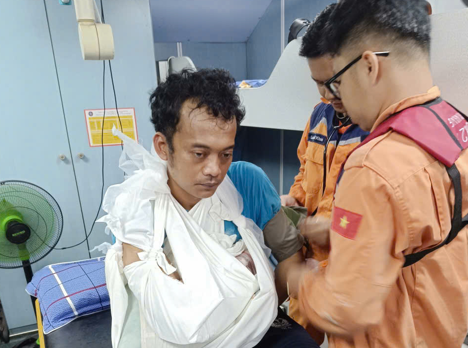 Xuy&ecirc;n đ&ecirc;m cứu thuyền vi&ecirc;n nước ngo&agrave;i bị tai nạn lao động tr&ecirc;n v&ugrave;ng biển Việt Nam- Ảnh 2.