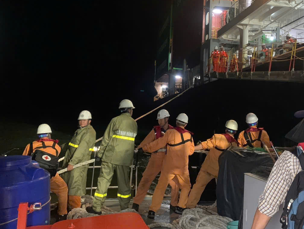 Xuy&ecirc;n đ&ecirc;m cứu thuyền vi&ecirc;n nước ngo&agrave;i bị tai nạn lao động tr&ecirc;n v&ugrave;ng biển Việt Nam- Ảnh 1.