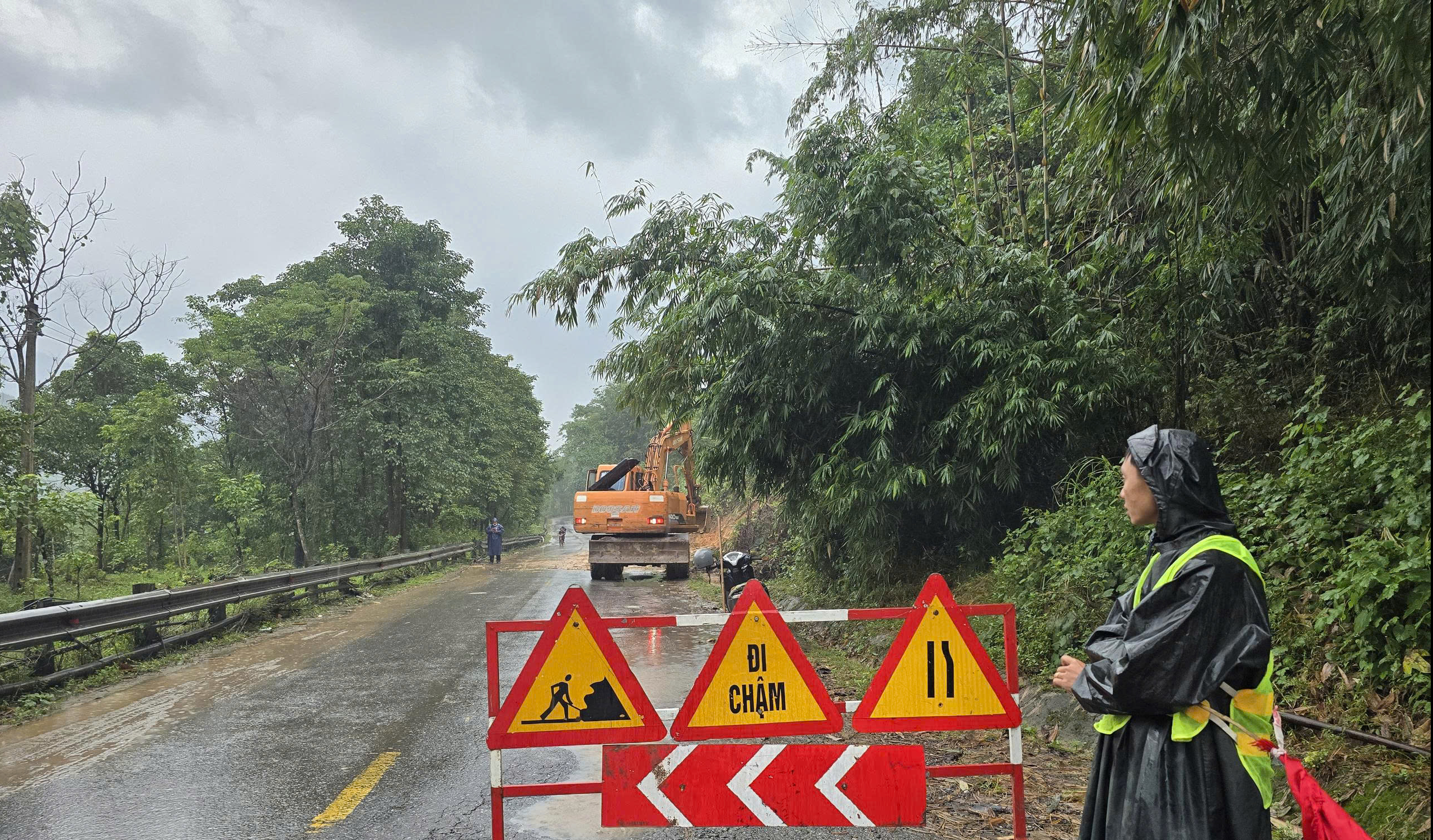 Nhiều tuyến giao th&ocirc;ng ở Quảng Trị, Huế lại ngập s&acirc;u, sạt lở do mưa lũ- Ảnh 1.