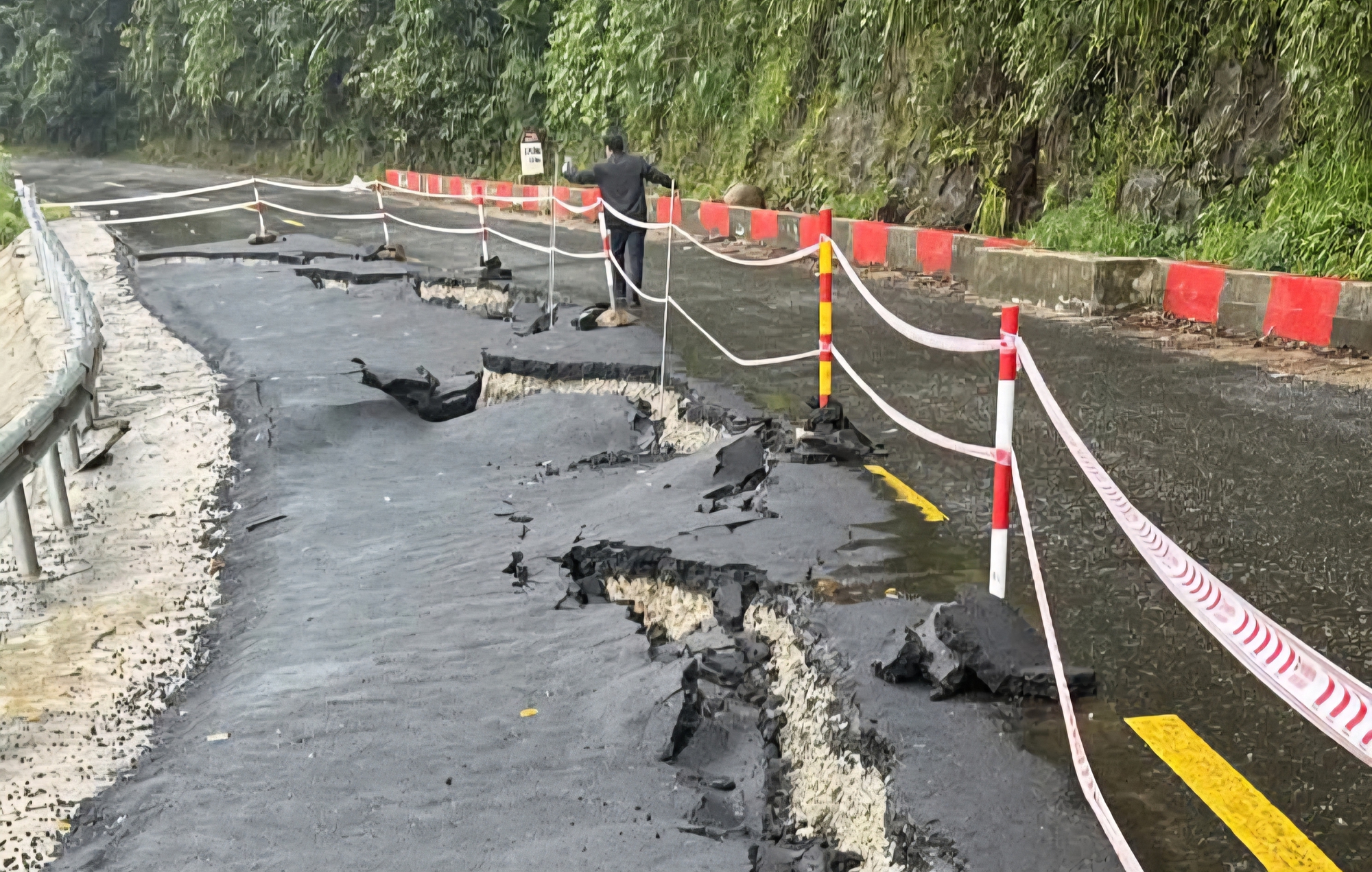 Chạy đua với mưa lũ khắc phục sụt l&uacute;n tr&ecirc;n quốc lộ 24 nối lại mạch giao th&ocirc;ng- Ảnh 5.
