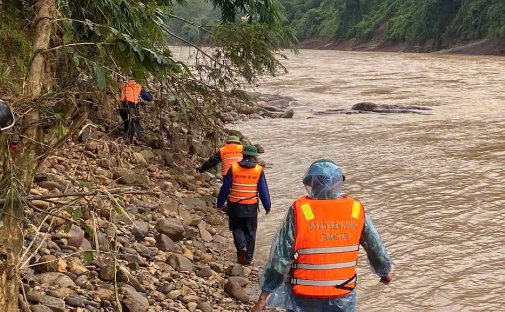 Mở rộng phạm vi t&igrave;m kiếm t&agrave;i xế &ocirc; t&ocirc; đầu k&eacute;o bị cuốn tr&ocirc;i mất t&iacute;ch ở Quảng Trị- Ảnh 3.