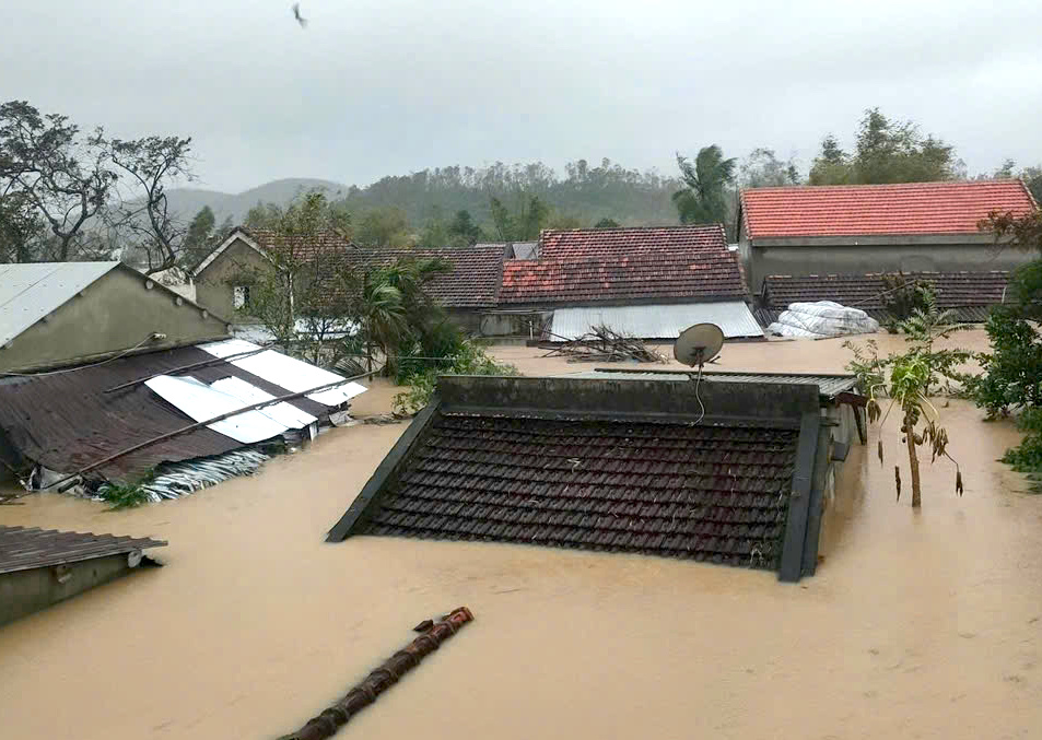 Mưa lũ lịch sử tại Đắk Lắk, hàng nghìn hộ dân phải sơ tán khẩn cấp- Ảnh 1. Mưa lũ lịch sử tại Đắk Lắk, hàng nghìn hộ dân phải sơ tán khẩn cấp- Ảnh 1.