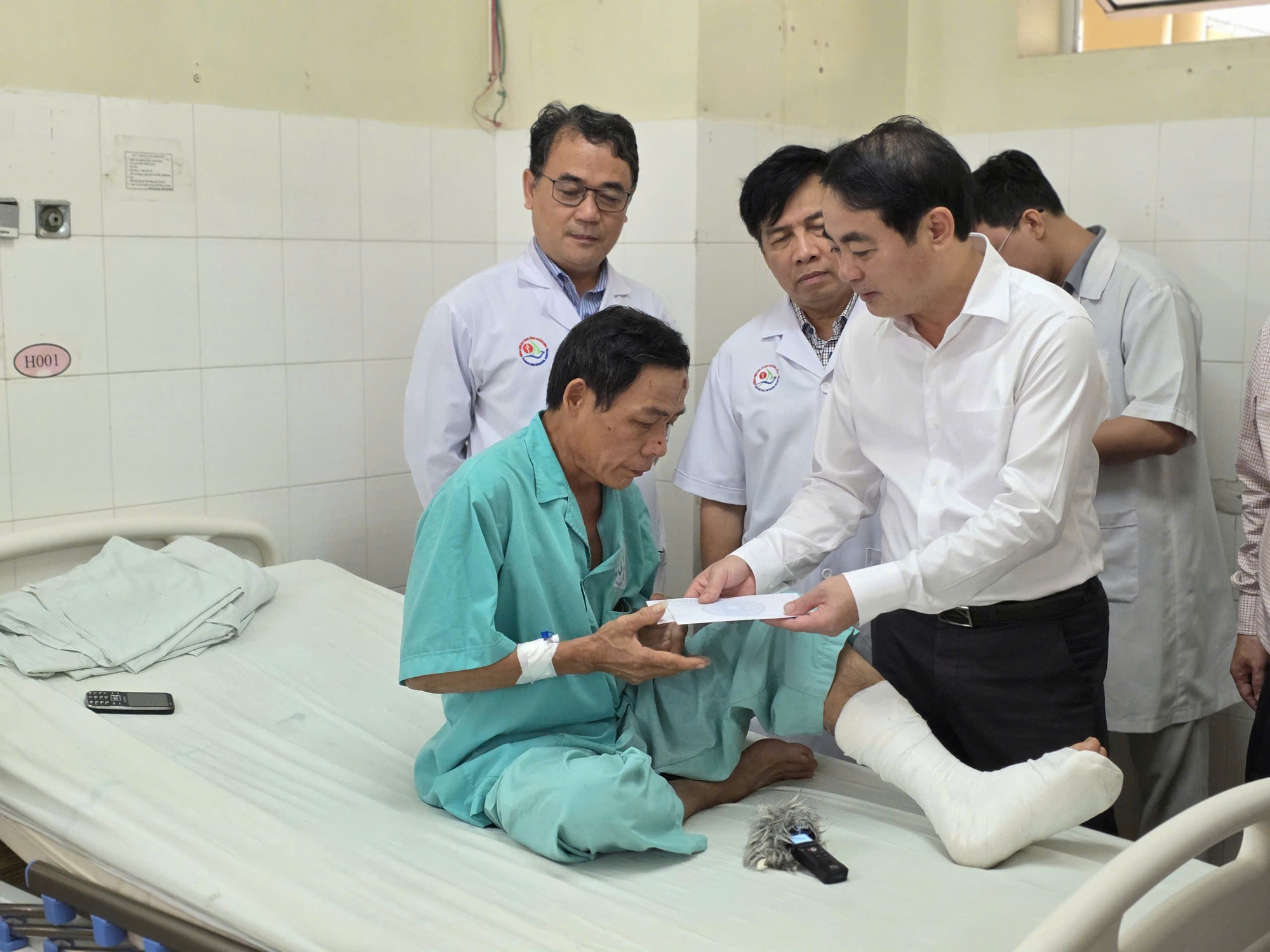 5 nạn nh&acirc;n bị thương vụ xe kh&aacute;ch gặp nạn tr&ecirc;n đ&egrave;o Kh&aacute;nh L&ecirc; xuất viện- Ảnh 1.